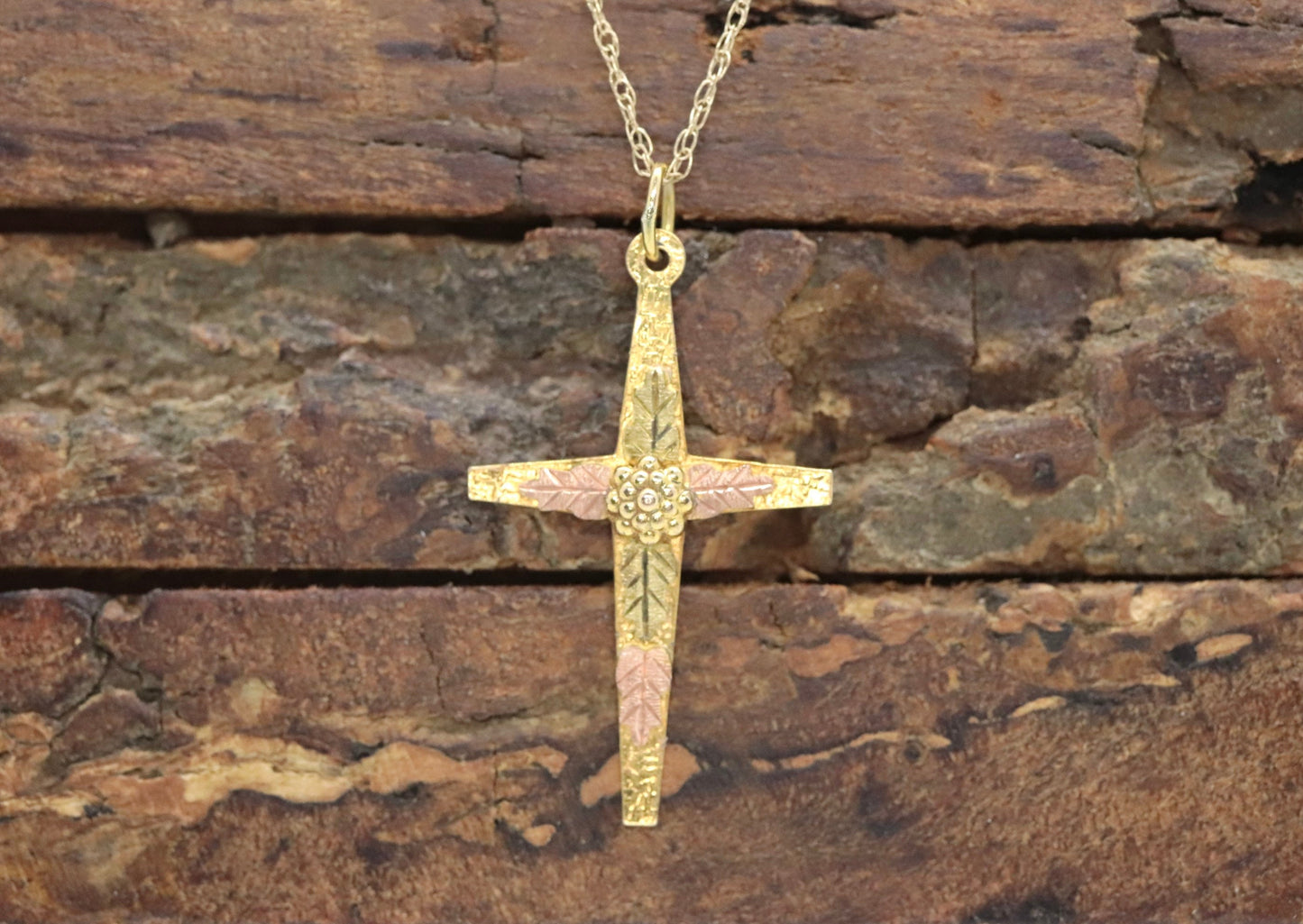 Black Hills Gold Cross Necklace. 10k multi tone Black Hills Gold Crucifix Pendant st(115/00)