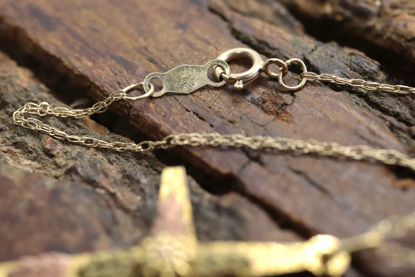 Black Hills Gold Cross Necklace. 10k multi tone Black Hills Gold Crucifix Pendant st(115/00)