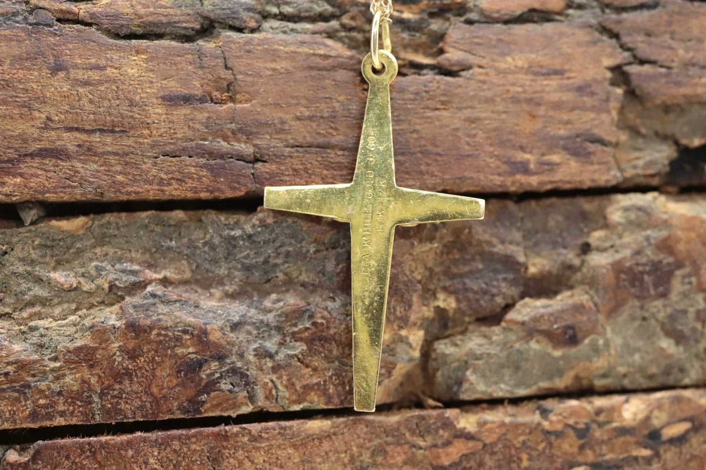 Black Hills Gold Cross Necklace. 10k multi tone Black Hills Gold Crucifix Pendant st(115/00)