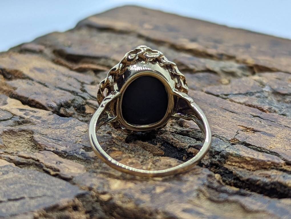 Oval Onyx ring. 10k ornate gold frame onyx ring. Mourning ring. St(103/50)