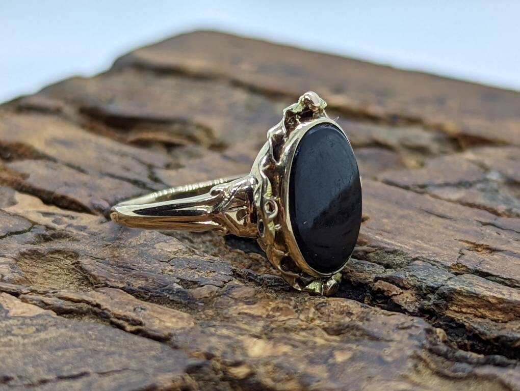 Oval Onyx ring. 10k ornate gold frame onyx ring. Mourning ring. St(103/50)