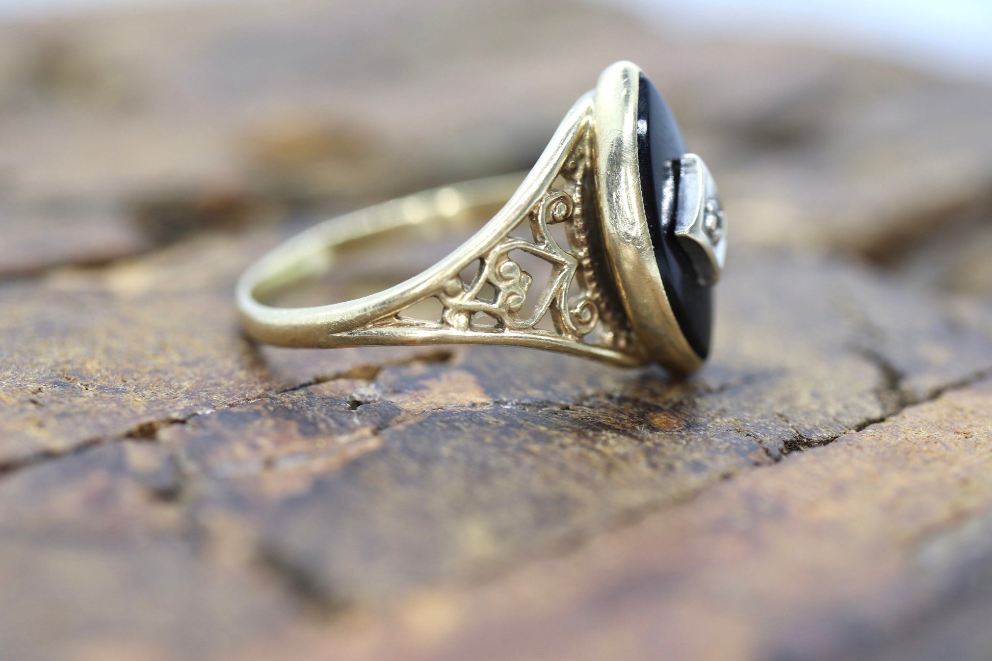 10k ONYX and diamond ring. Marquise Onyx bezel set victorian mourning ring. PSCO. st(74/75)