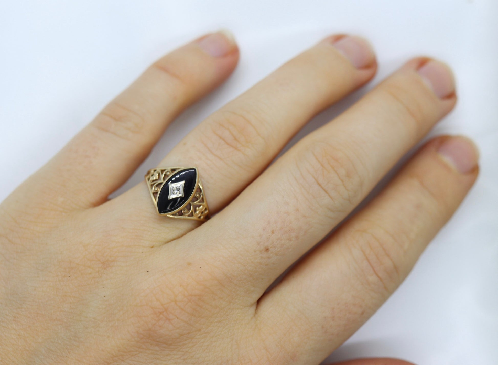10k ONYX and diamond ring. Marquise Onyx bezel set victorian mourning ring. PSCO. st(74/75)