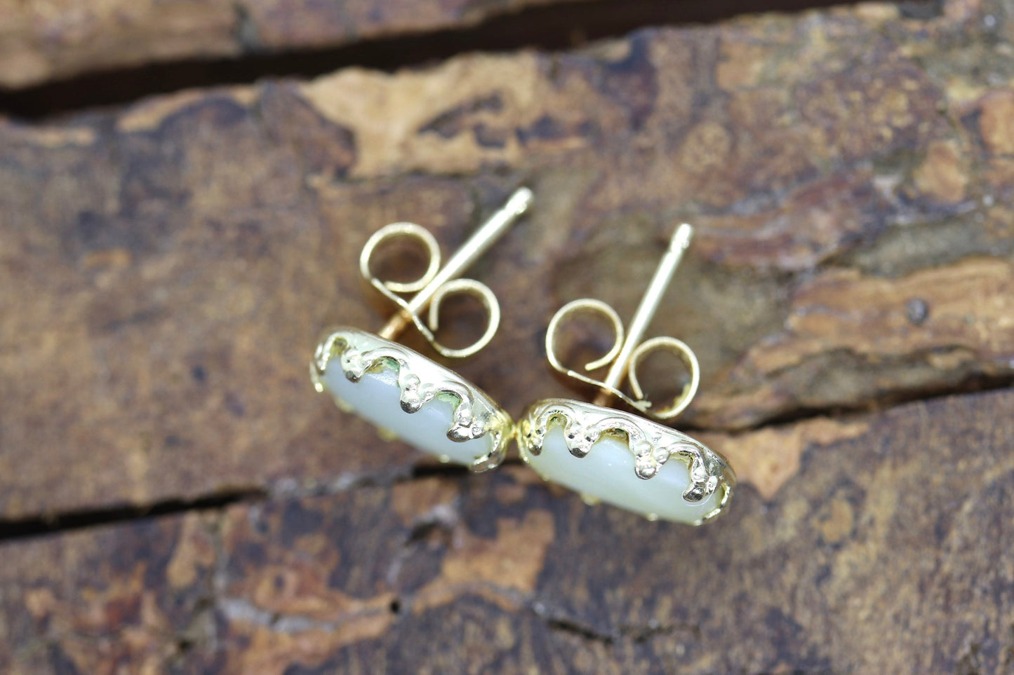 Mother of Pearl 14k Gold Stud drop Earrings. MOP st(18/68)