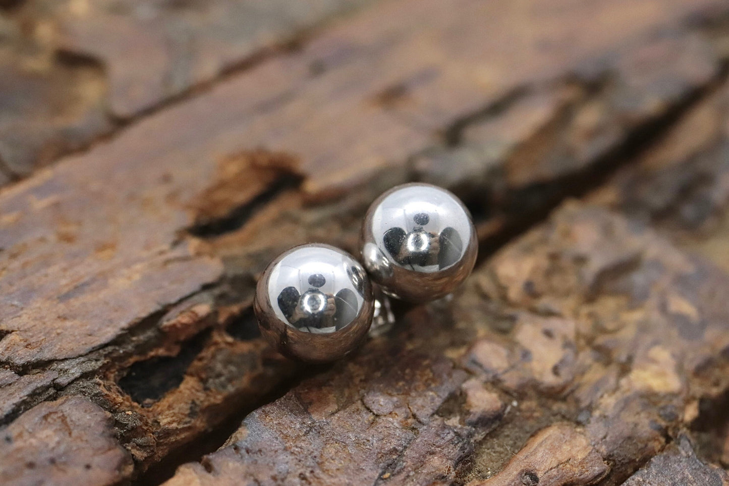 18k Gold Ball Dainty earrings. White Gold Jacmel. JCM Sphere st(92/11)