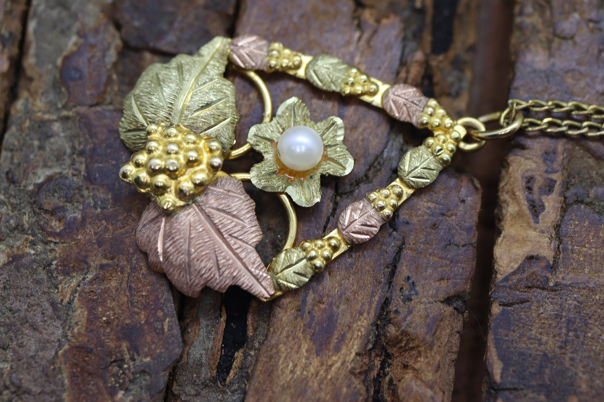 10k 12k Black Hills Gold Pendant with a Pearl. Black Hills Gold Vine Leaves Charm st(92/11)