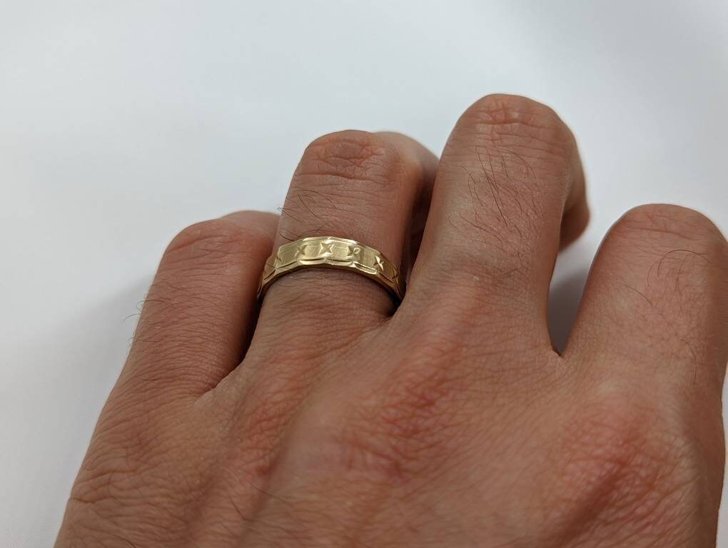 10K Yellow Gold X X X Textured Cross Band 5mm. Sz 9.5. Stackable ring. st(69/11)