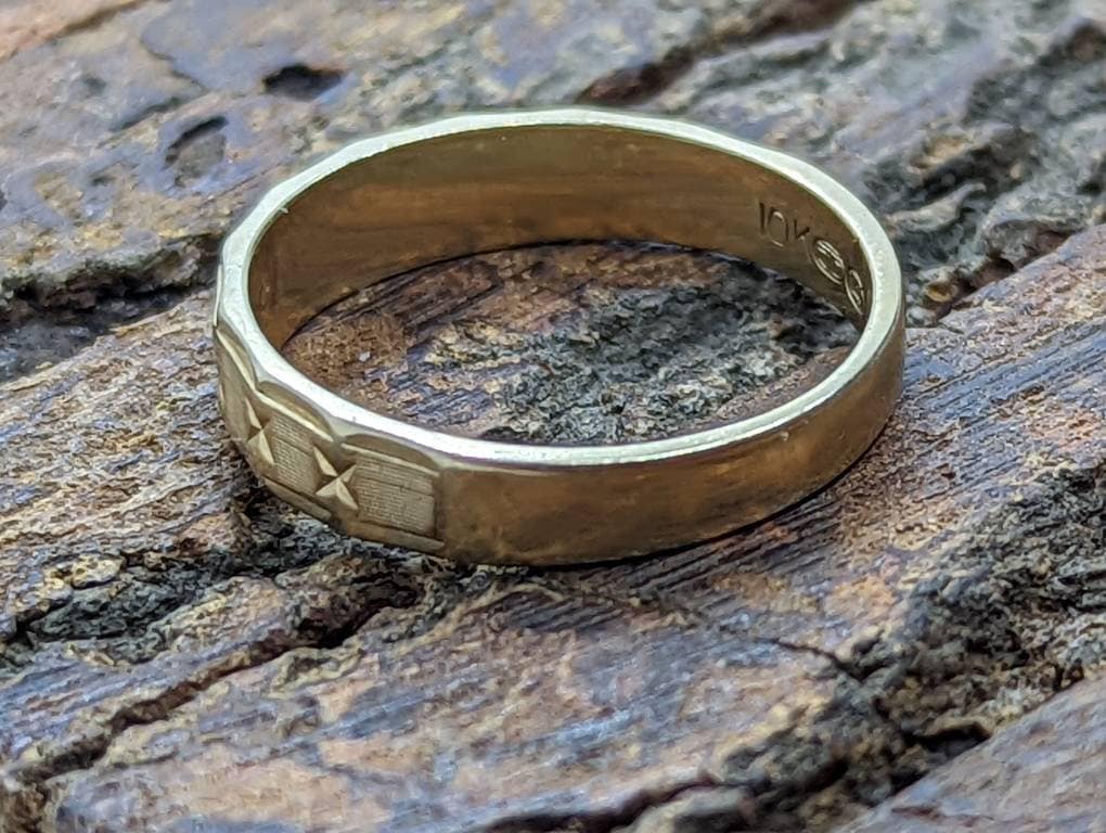 10K Yellow Gold X X X Textured Cross Band 5mm. Sz 9.5. Stackable ring. st(69/11)