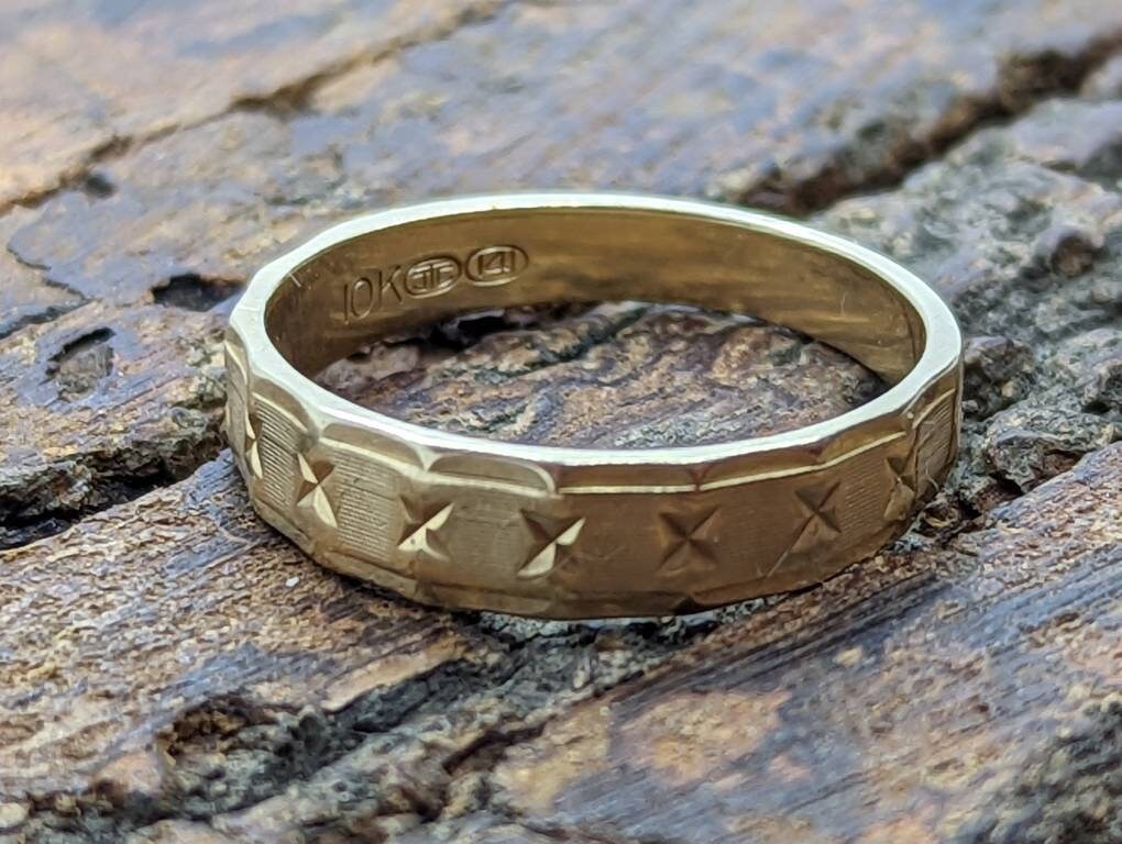 10K Yellow Gold X X X Textured Cross Band 5mm. Sz 9.5. Stackable ring. st(69/11)