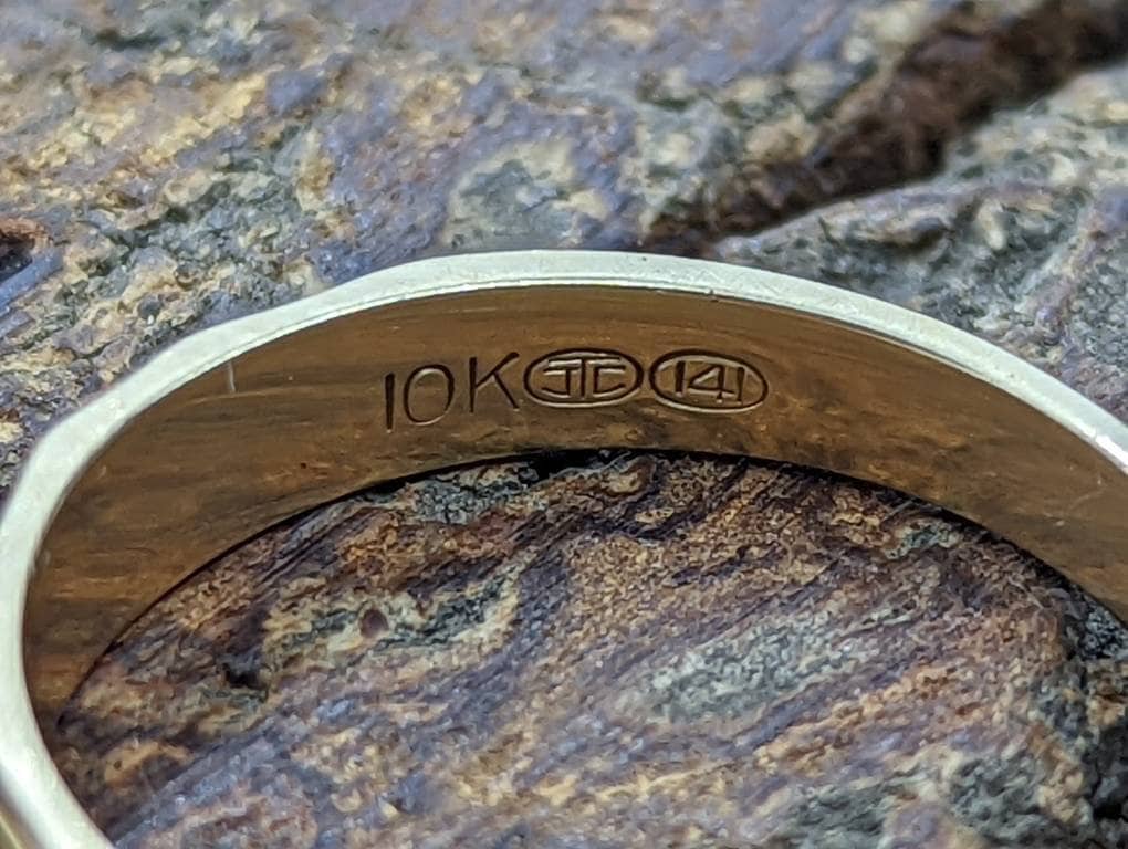 10K Yellow Gold X X X Textured Cross Band 5mm. Sz 9.5. Stackable ring. st(69/11)