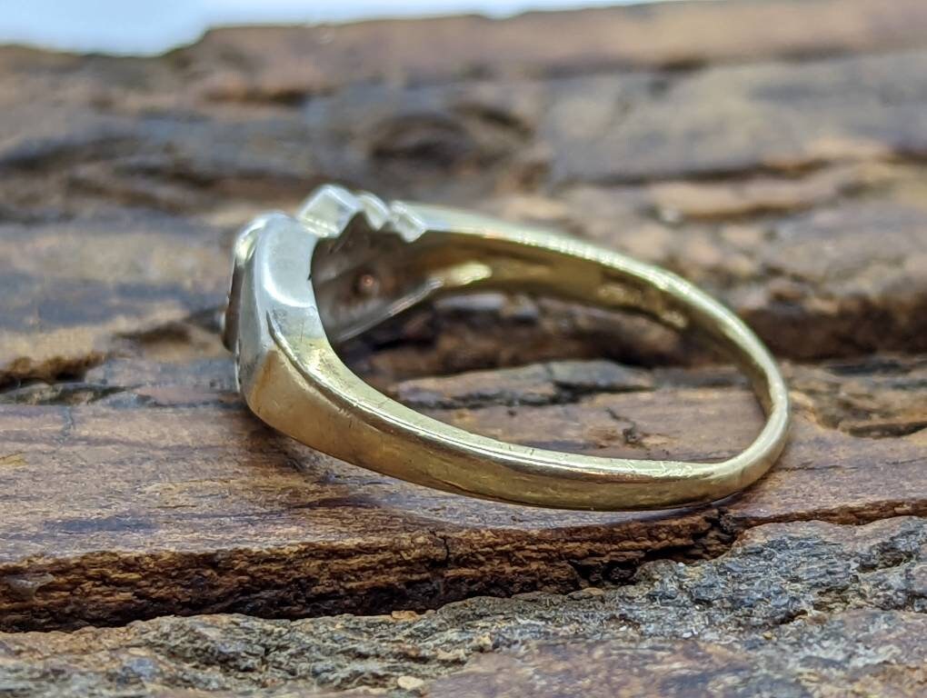 Antique 14k White Gold Diamond ring. Tasteful Engraved 3 stone wedding band. st(56/06)