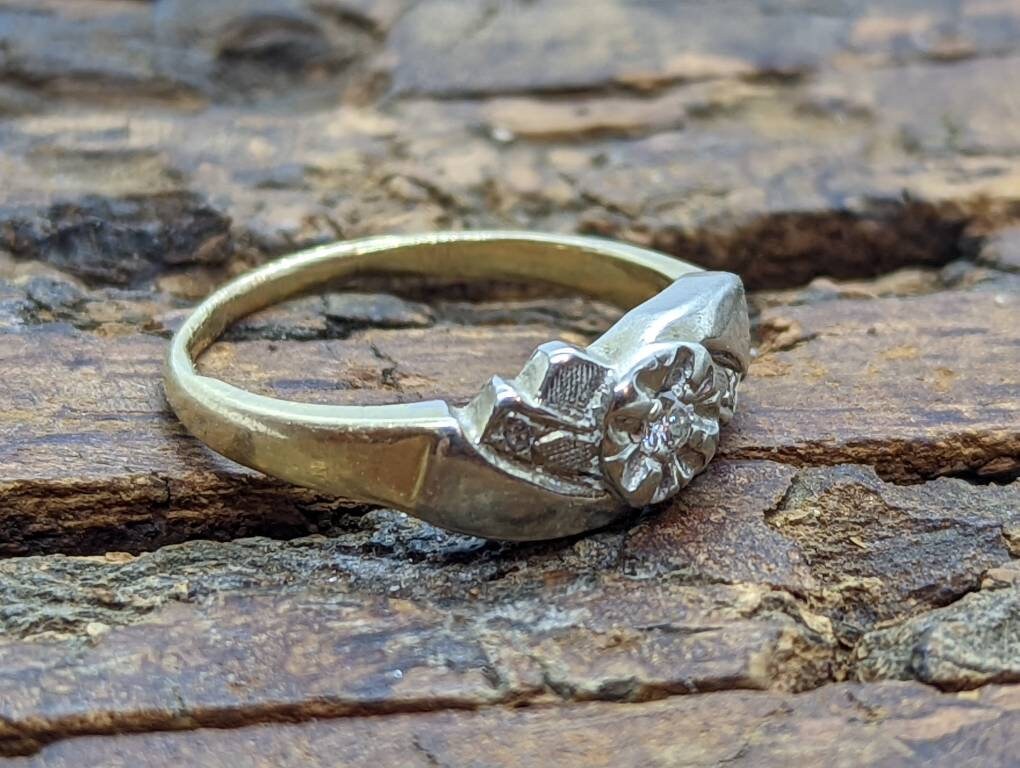 Antique 14k White Gold Diamond ring. Tasteful Engraved 3 stone wedding band. st(56/06)