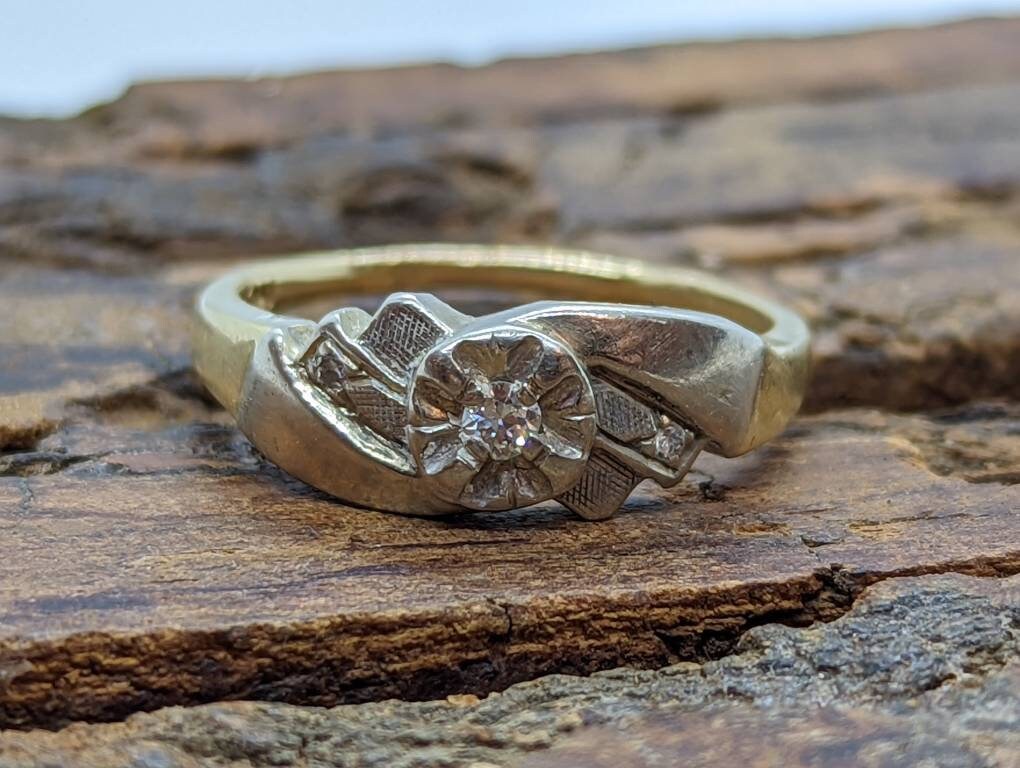 Antique 14k White Gold Diamond ring. Tasteful Engraved 3 stone wedding band. st(56/06)