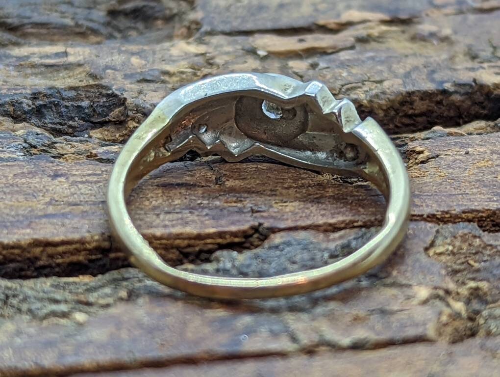 Antique 14k White Gold Diamond ring. Tasteful Engraved 3 stone wedding band. st(56/06)