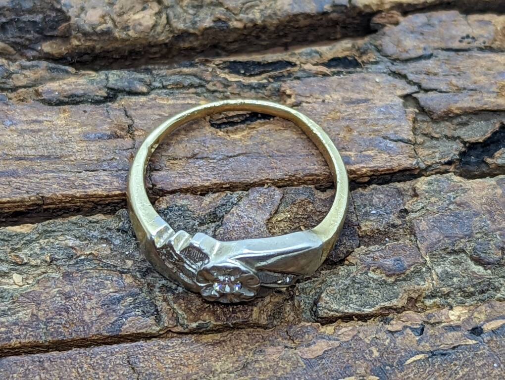 Antique 14k White Gold Diamond ring. Tasteful Engraved 3 stone wedding band. st(56/06)