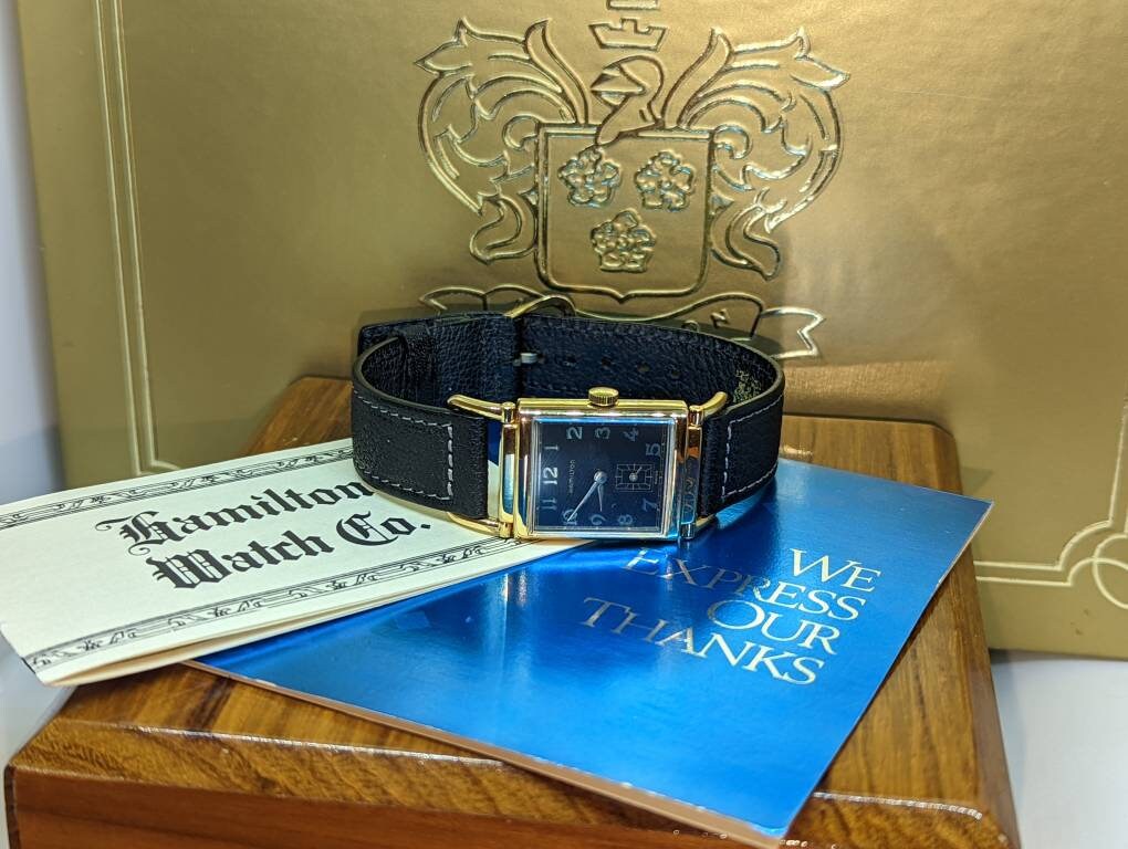 HAMILTON Tuxedo Wilshire Limited Edition. MINT in original packaging papers. HAMILTON Quartz Watch 18k Electroplated. st(207)