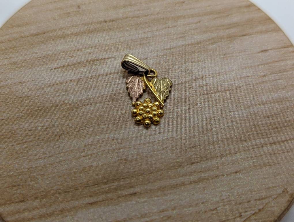 Black Hills Gold Pendant. 10k multi tone Black Hills Gold charm (st(46)