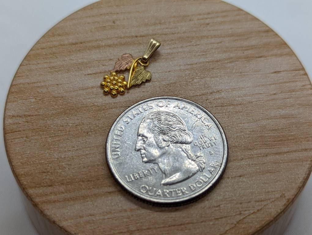Black Hills Gold Pendant. 10k multi tone Black Hills Gold charm (st(46)