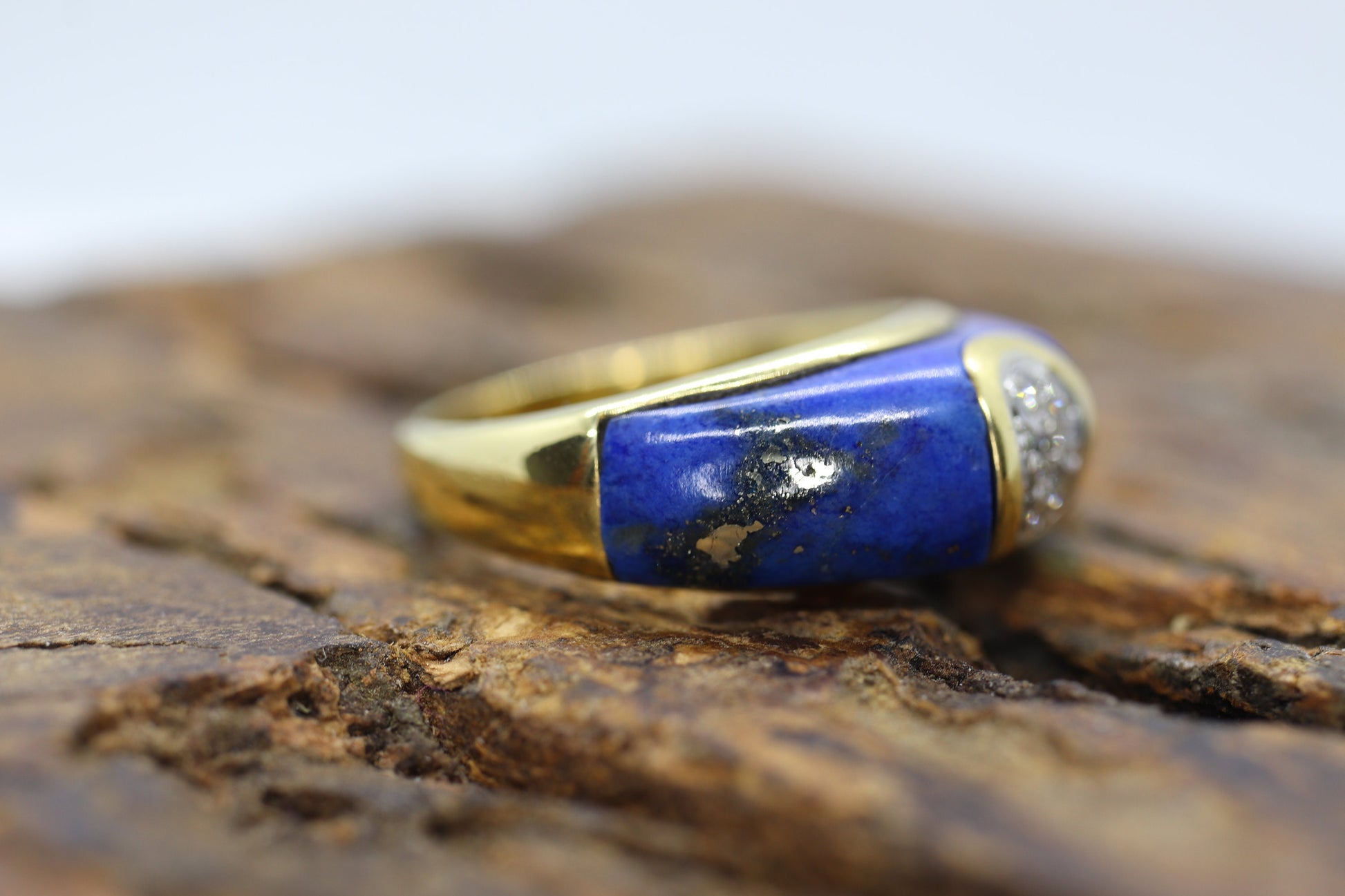 18k Lapis Lazuli and Diamond Ring. Lapis and Center DAISY Diamond Band. Very unique. St(345) Sz6