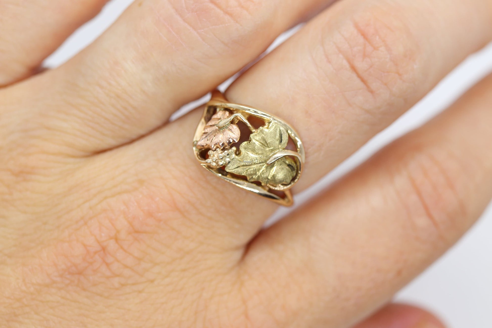 Black Hills Gold Ring. 10k Multi-Tone Gold. Black Hills Gold Design with Tricolor Leaves. St(92)