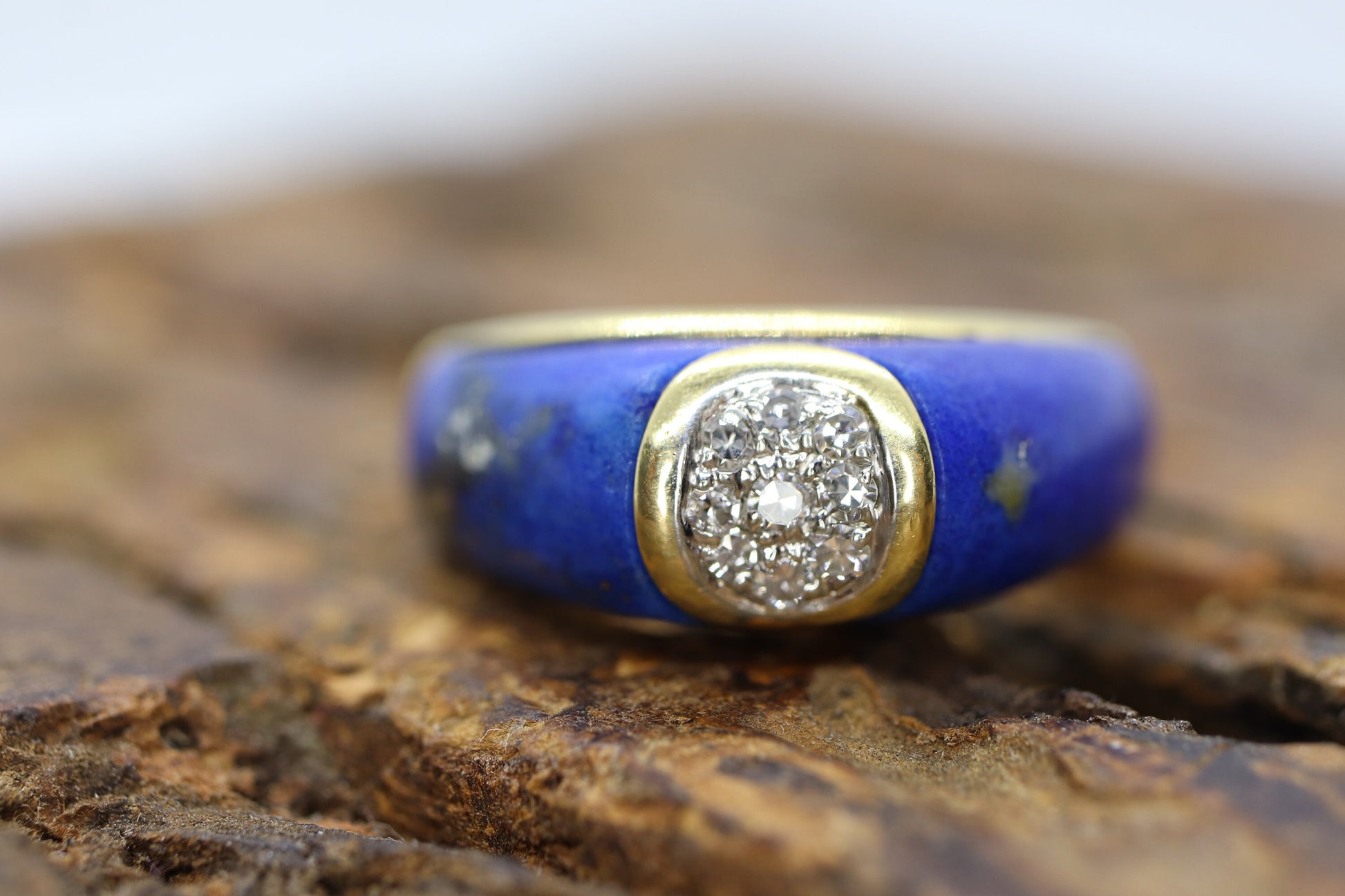18k Lapis Lazuli and Diamond Ring. Lapis and Center DAISY Diamond Band. Very unique. St(345) Sz6