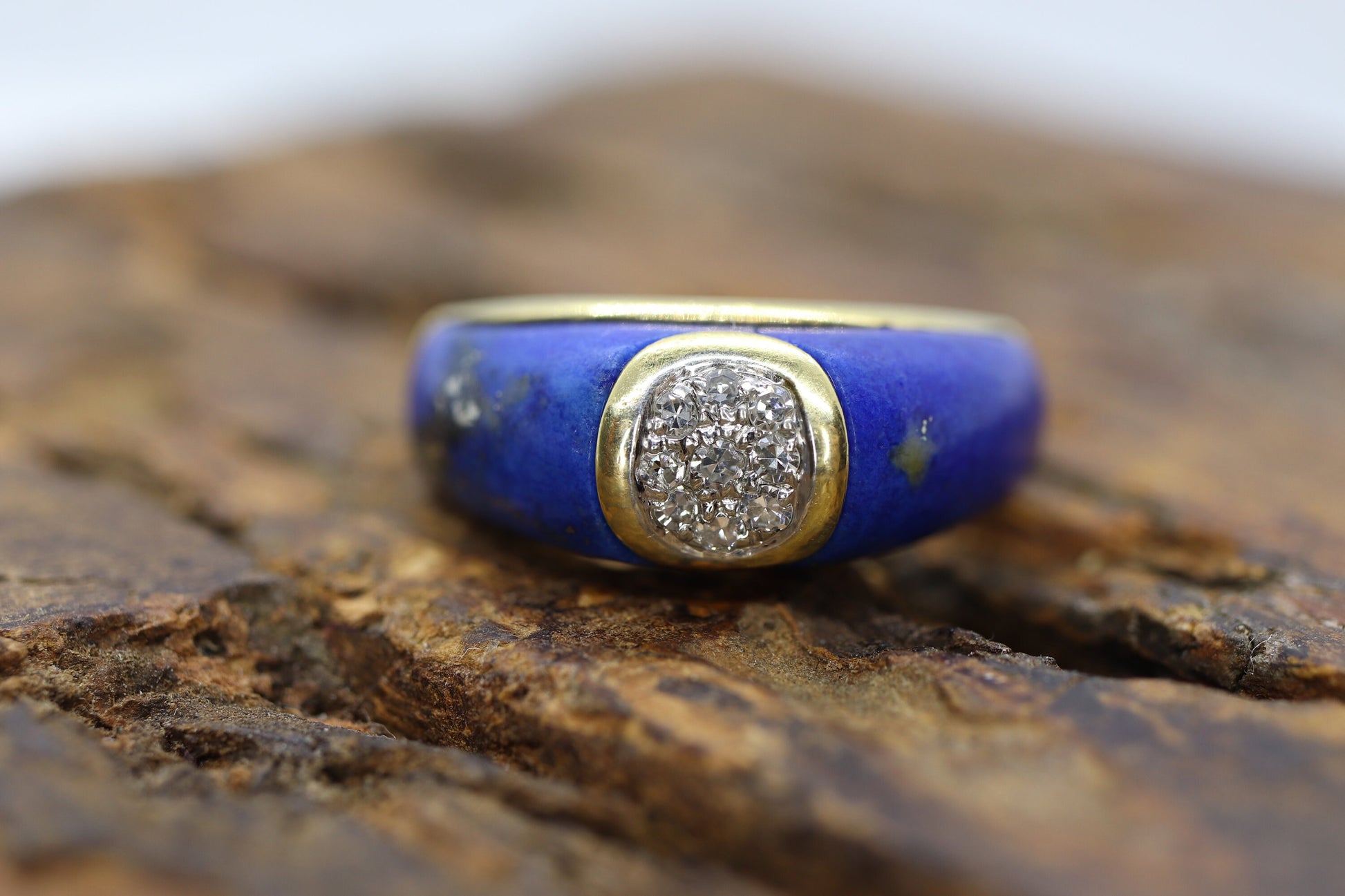18k Lapis Lazuli and Diamond Ring. Lapis and Center DAISY Diamond Band. Very unique. St(345) Sz6