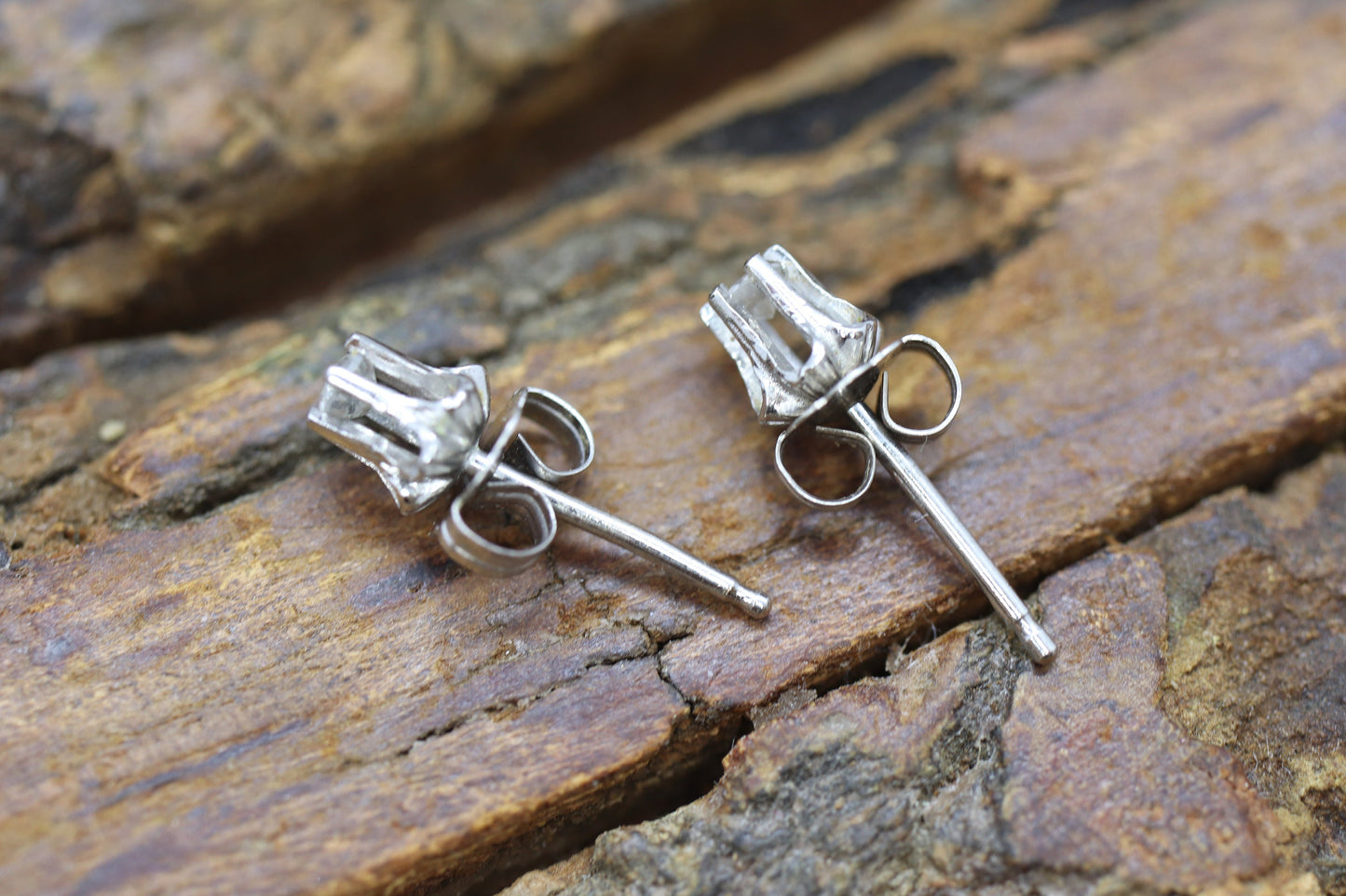14k Buttercup Diamond stud earrings. 14k Buttercup victorian claw Stud solitaire earrings st(51/75)