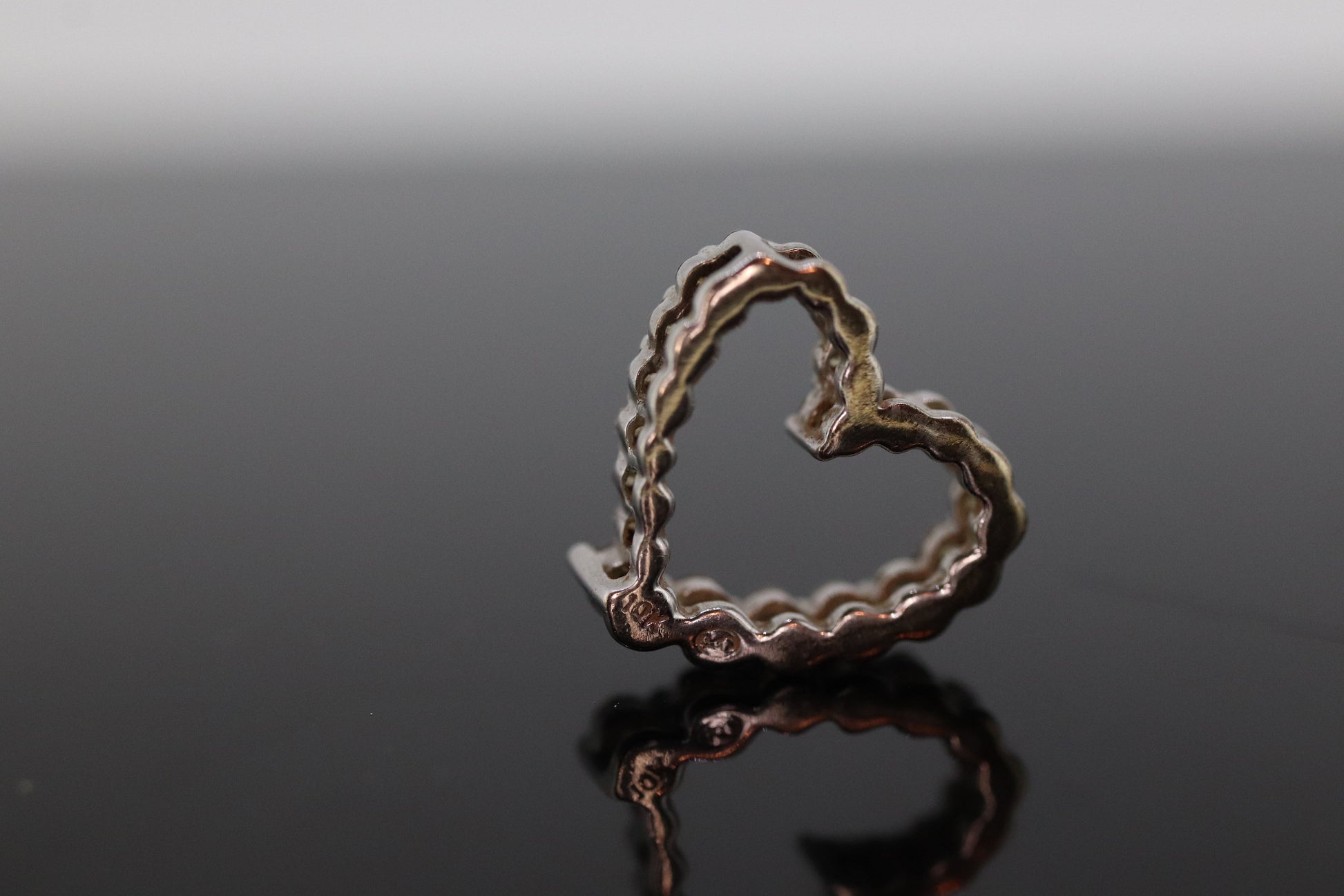 10k Open Heart Diamond Pendant. st(20)
