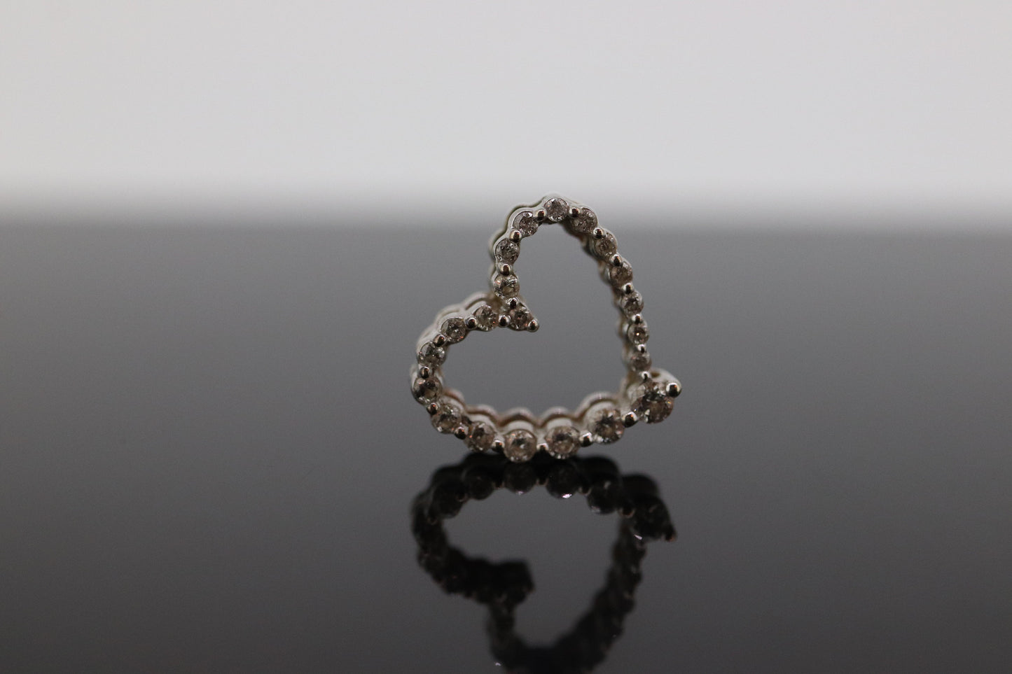 10k Open Heart Diamond Pendant. st(20)