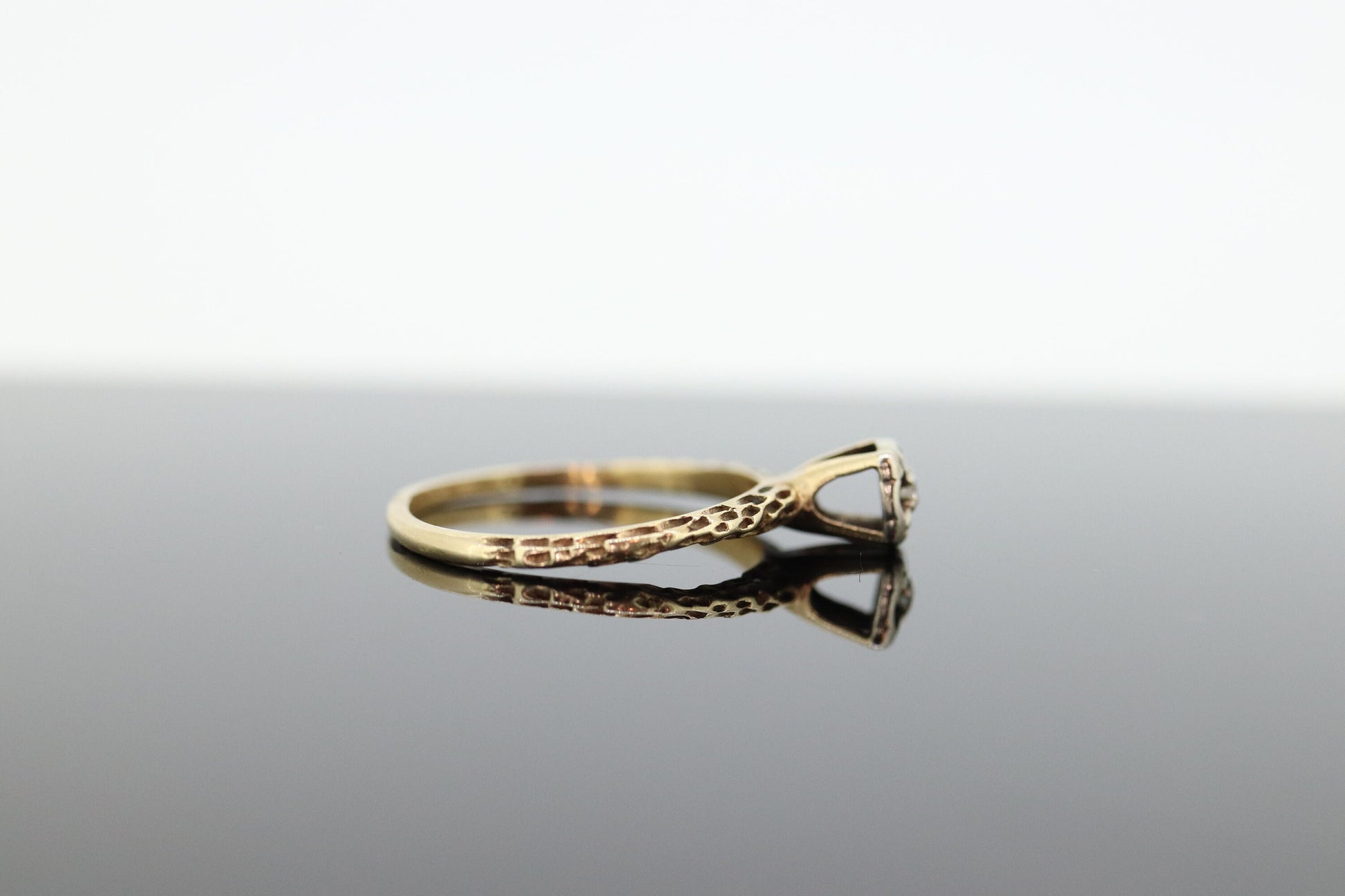 Diamond Elevated on Ring. 14K Diamond Illusion set. Vintage Diamond Flower Setting ring. st(53)