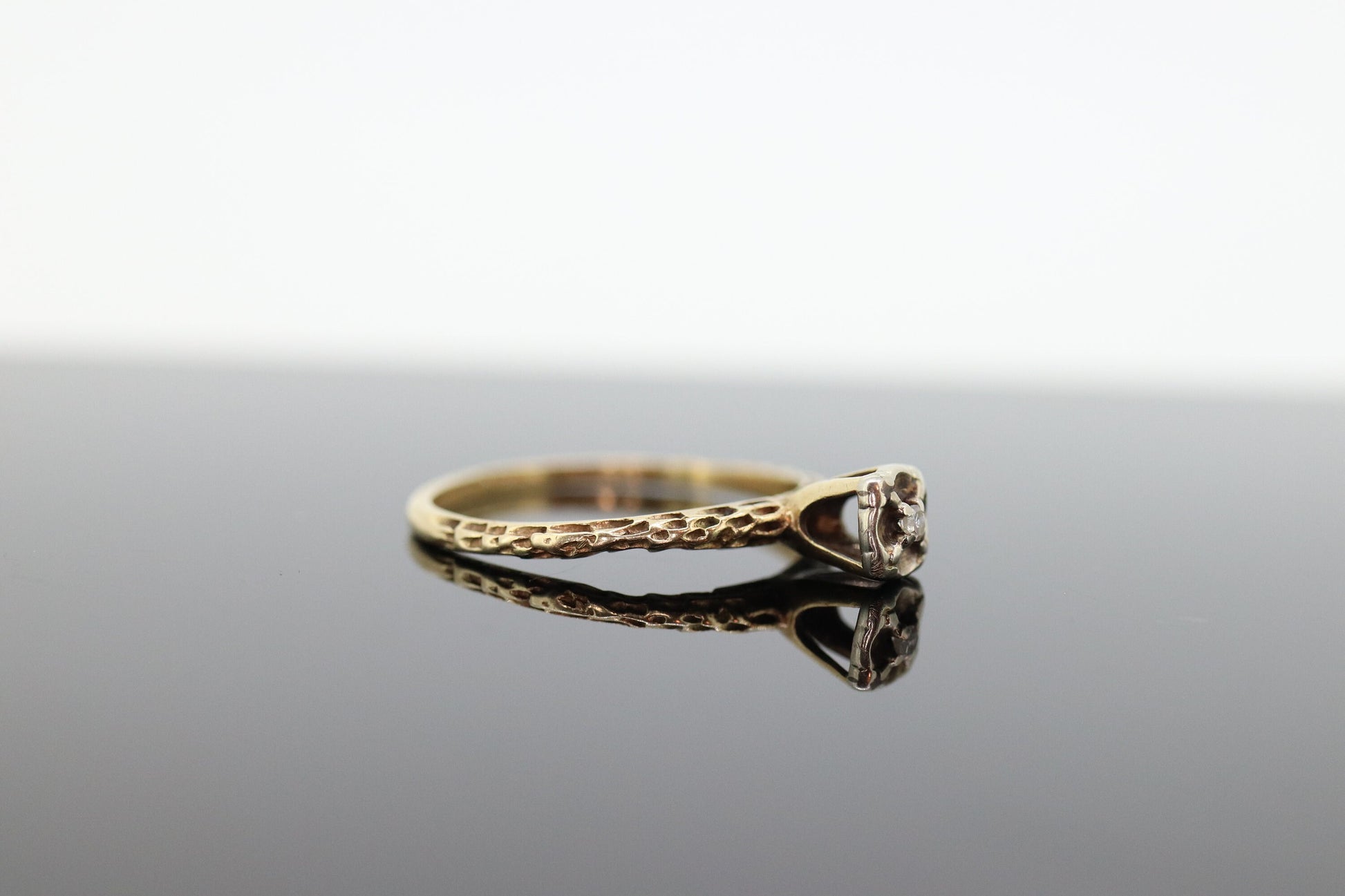 Diamond Elevated on Ring. 14K Diamond Illusion set. Vintage Diamond Flower Setting ring. st(53)