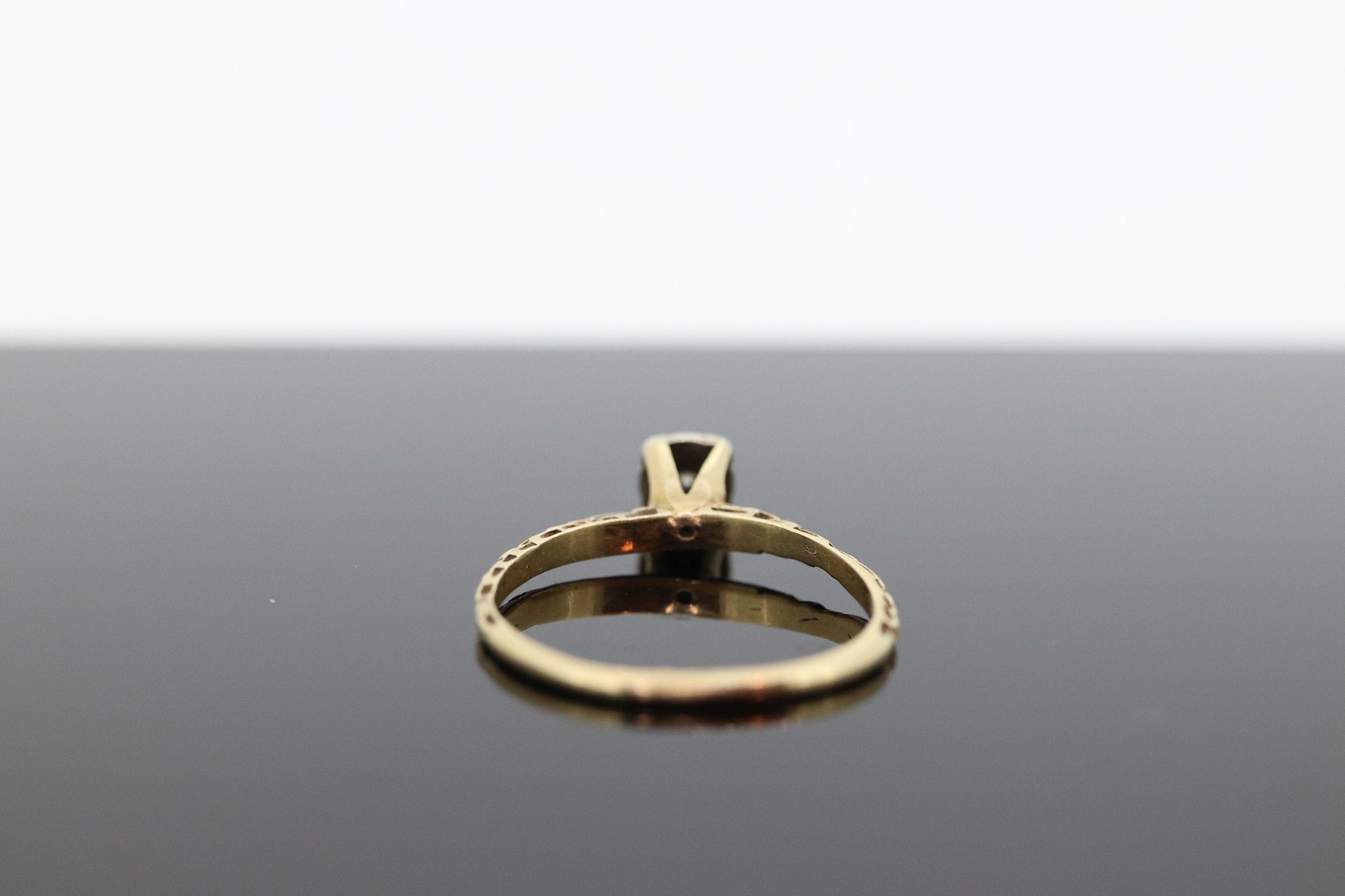 Diamond Elevated on Ring. 14K Diamond Illusion set. Vintage Diamond Flower Setting ring. st(53)
