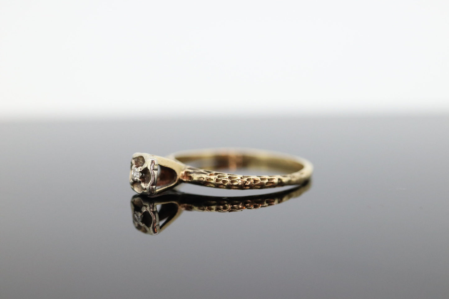 Diamond Elevated on Ring. 14K Diamond Illusion set. Vintage Diamond Flower Setting ring. st(53)