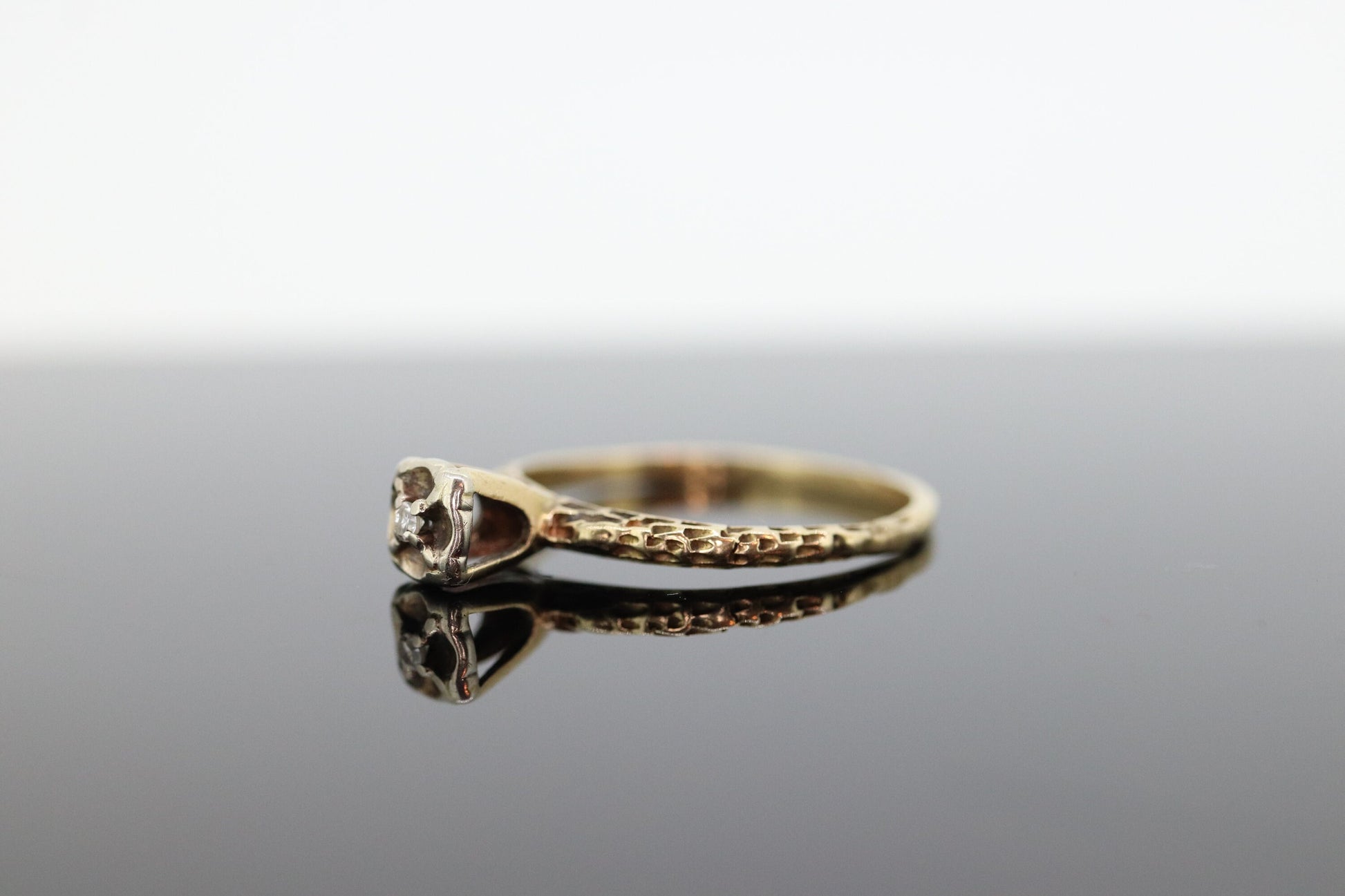 Diamond Elevated on Ring. 14K Diamond Illusion set. Vintage Diamond Flower Setting ring. st(53)