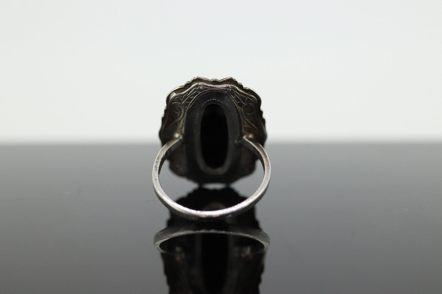 Sterling Silver Oval Onyx ring. Engraved Outline Vintage. st(37)