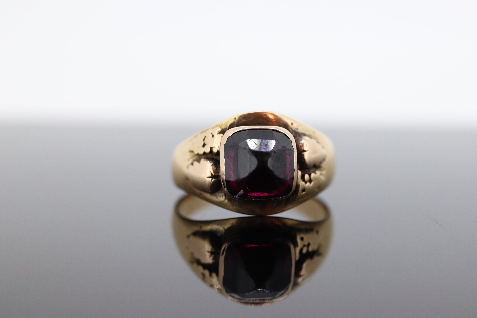 Antique Black Hills Gold ring. 10k Pyramid Garnet Black Hill Ring. Black Hills GARNET Antique. st(104)