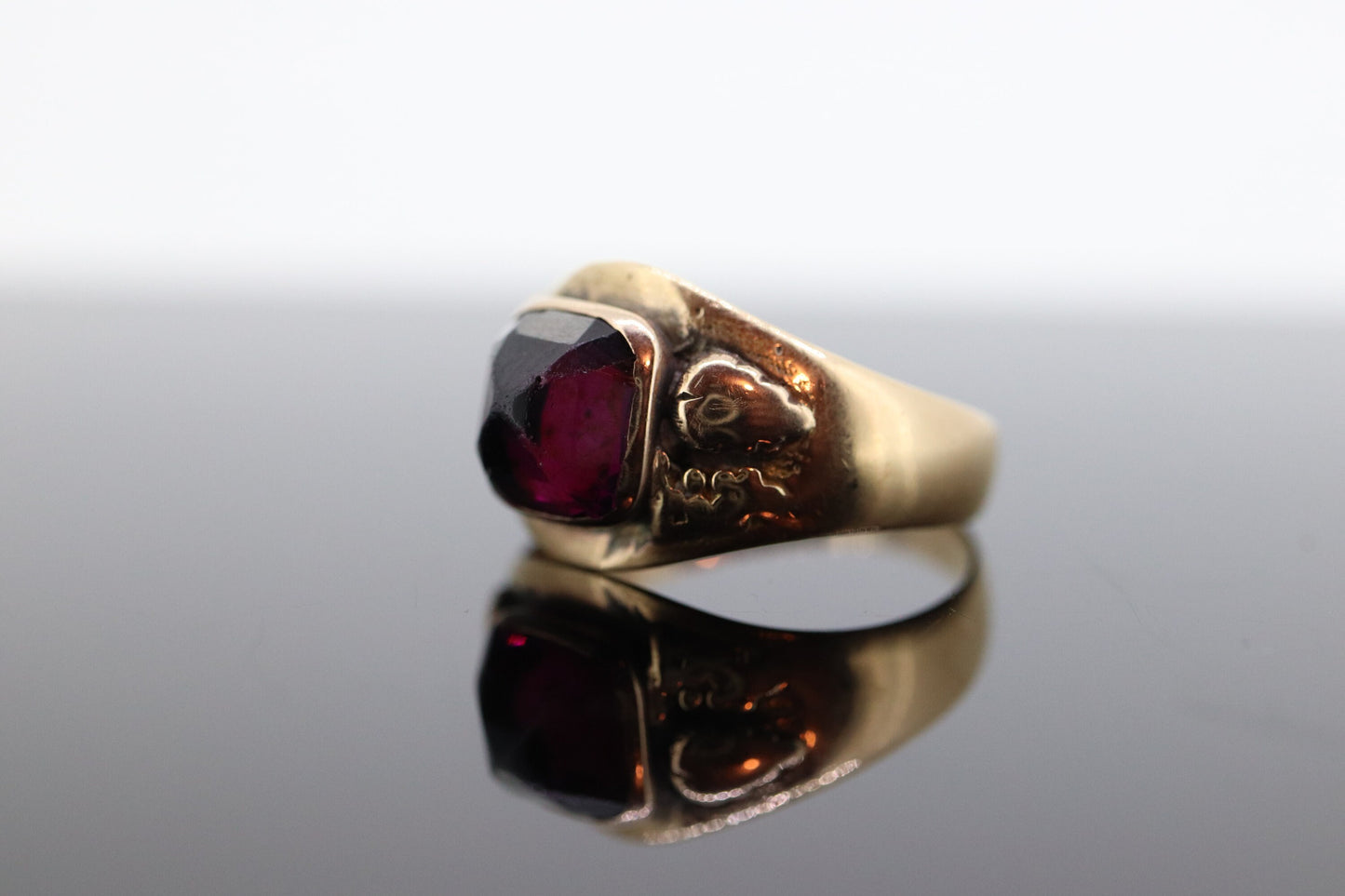 Antique Black Hills Gold ring. 10k Pyramid Garnet Black Hill Ring. Black Hills GARNET Antique. st(104)