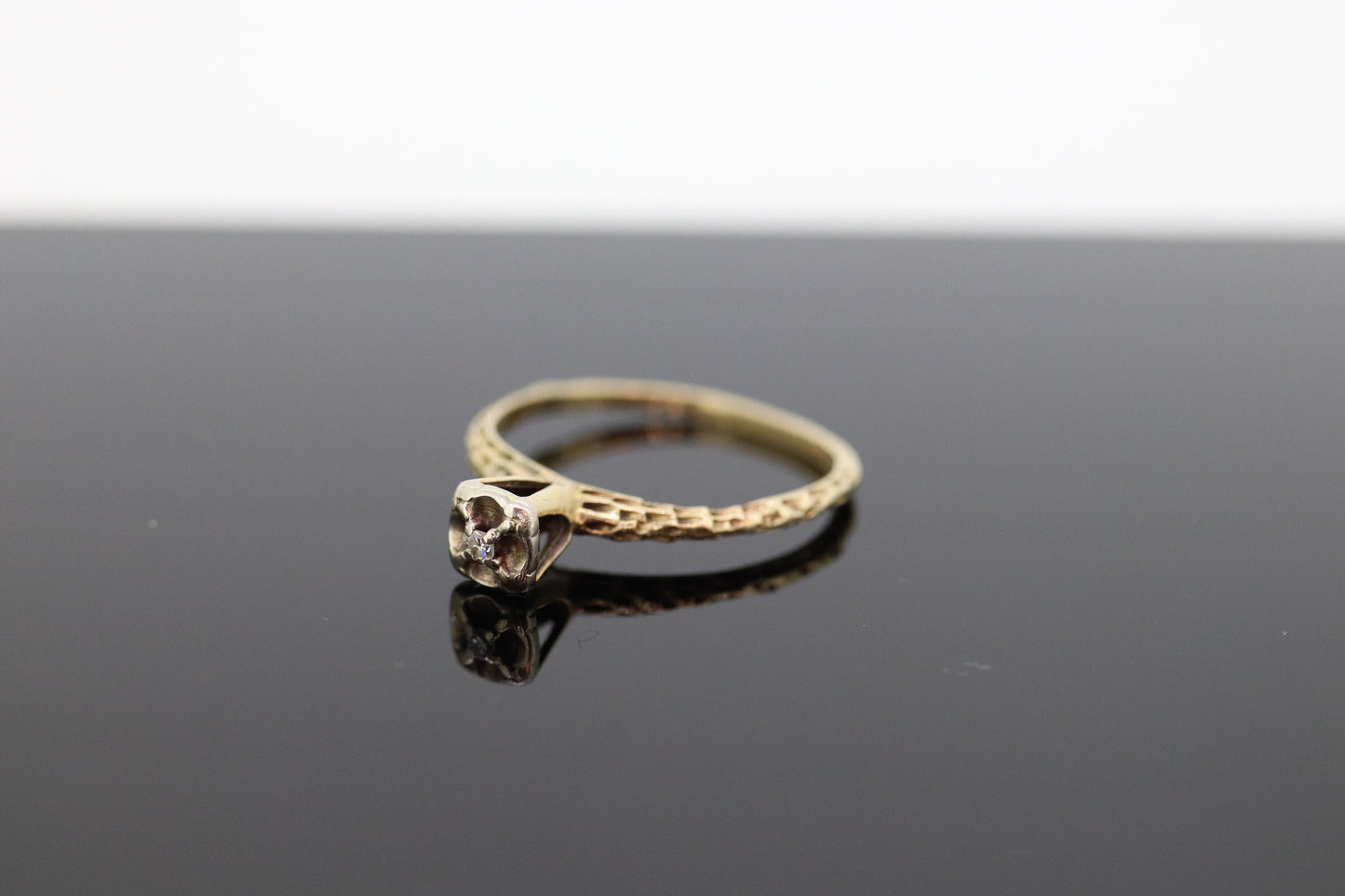Diamond Elevated on Ring. 14K Diamond Illusion set. Vintage Diamond Flower Setting ring. st(53)