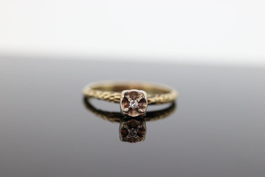 Diamond Elevated on Ring. 14K Diamond Illusion set. Vintage Diamond Flower Setting ring. st(53)