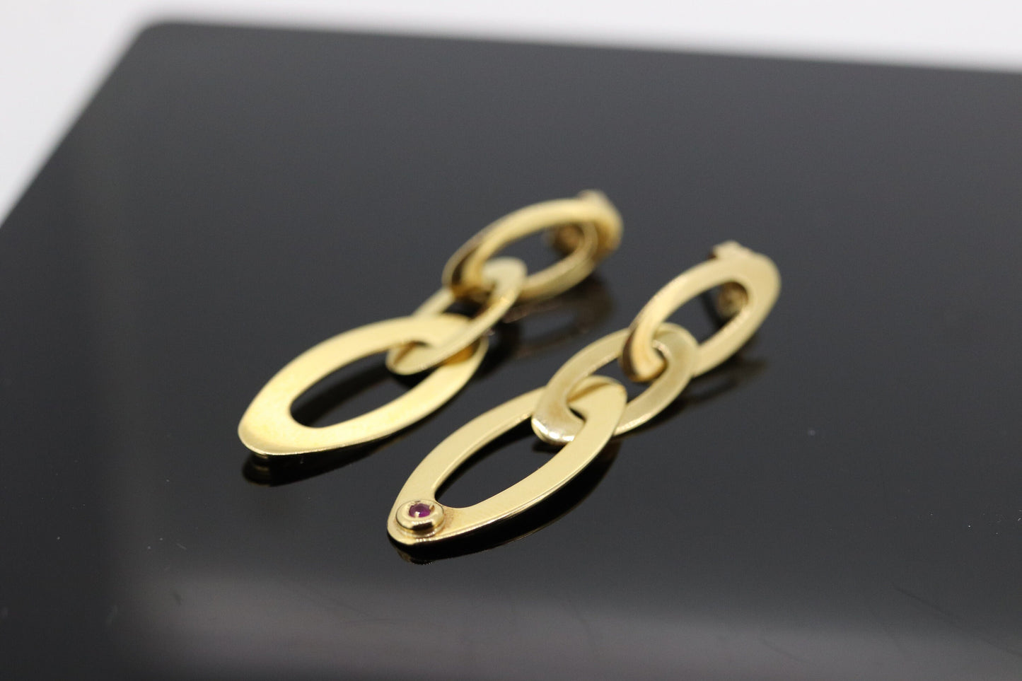 Roberto Coin 18k Drop Earrings. Chic and Shine Roberto Coin. Roberto Coin Collection Dangle Link. st(615)