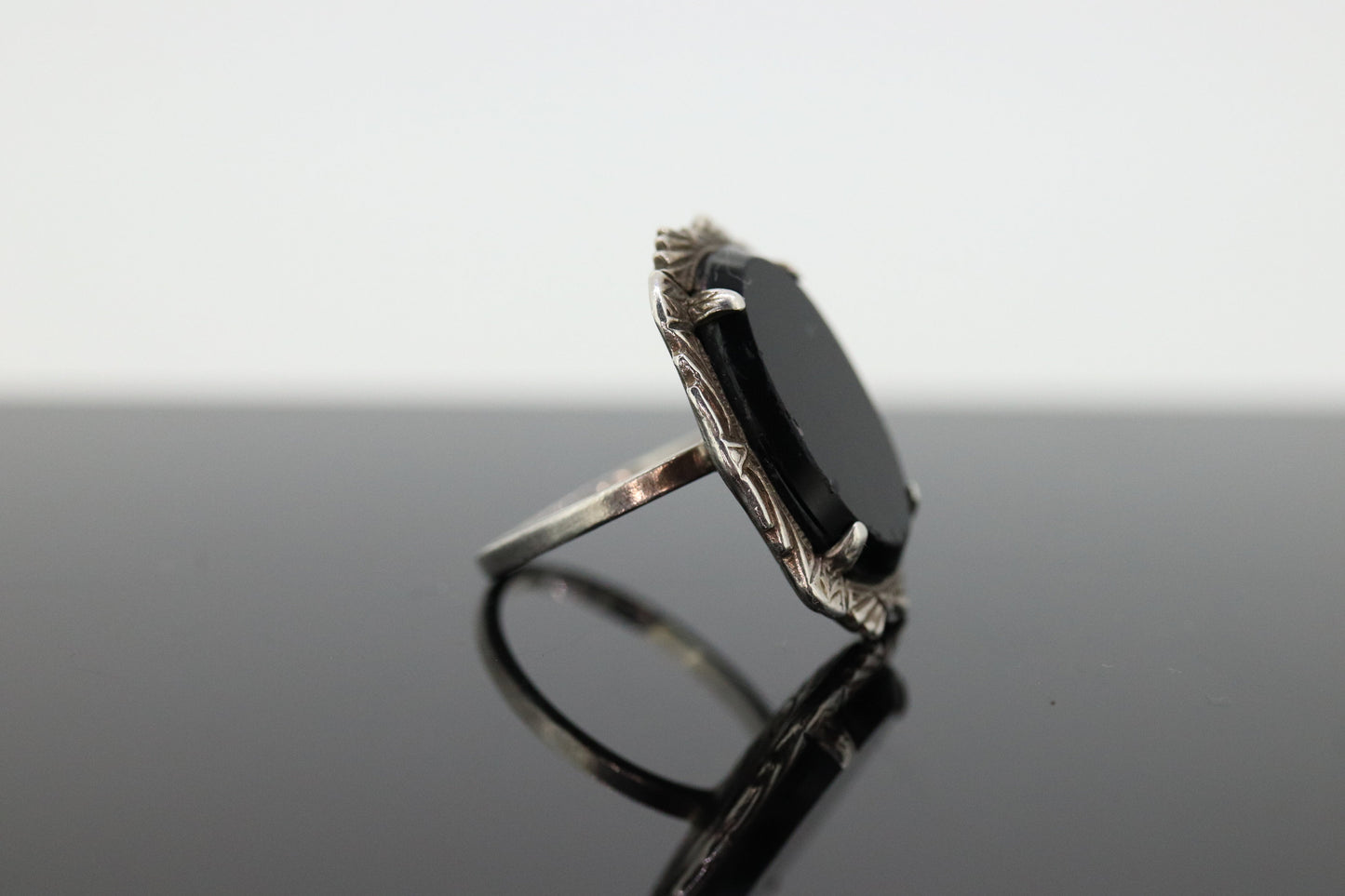 Sterling Silver Oval Onyx ring. Engraved Outline Vintage. st(37)