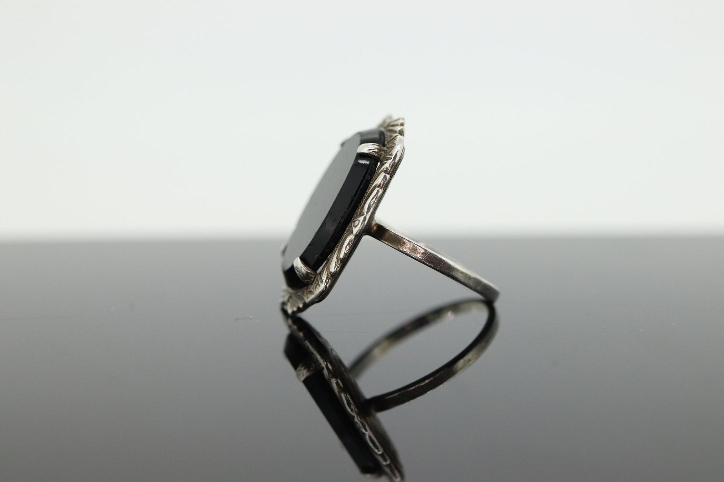 Sterling Silver Oval Onyx ring. Engraved Outline Vintage. st(37)