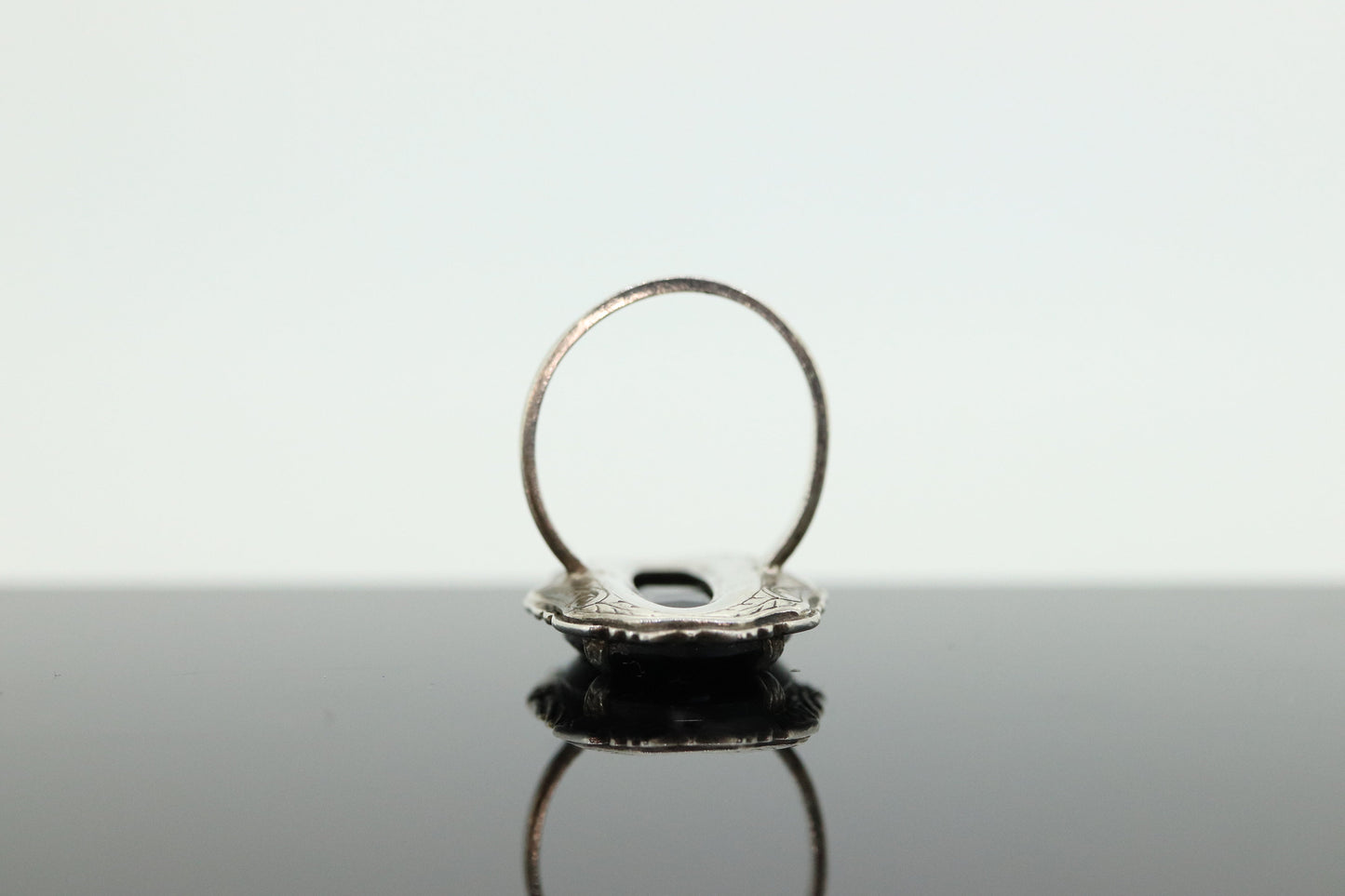 Sterling Silver Oval Onyx ring. Engraved Outline Vintage. st(37)