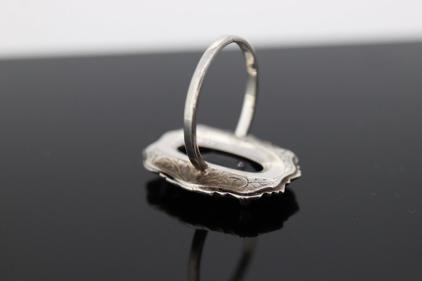 Sterling Silver Oval Onyx ring. Engraved Outline Vintage. st(37)