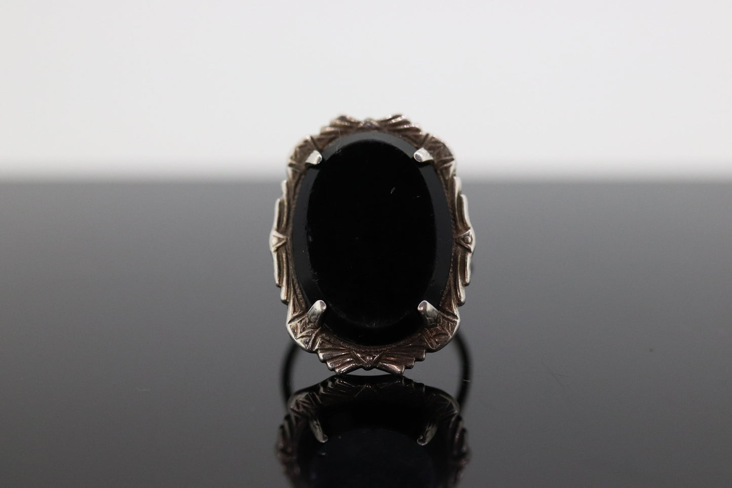 Sterling Silver Oval Onyx ring. Engraved Outline Vintage. st(37)
