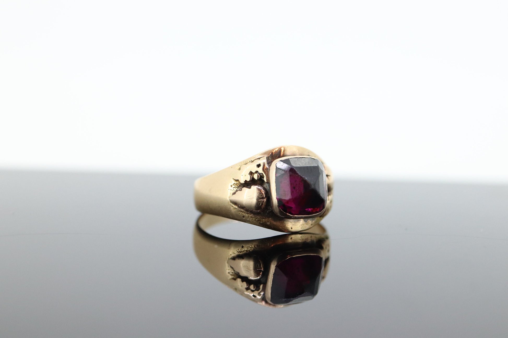 Antique Black Hills Gold ring. 10k Pyramid Garnet Black Hill Ring. Black Hills GARNET Antique. st(104)