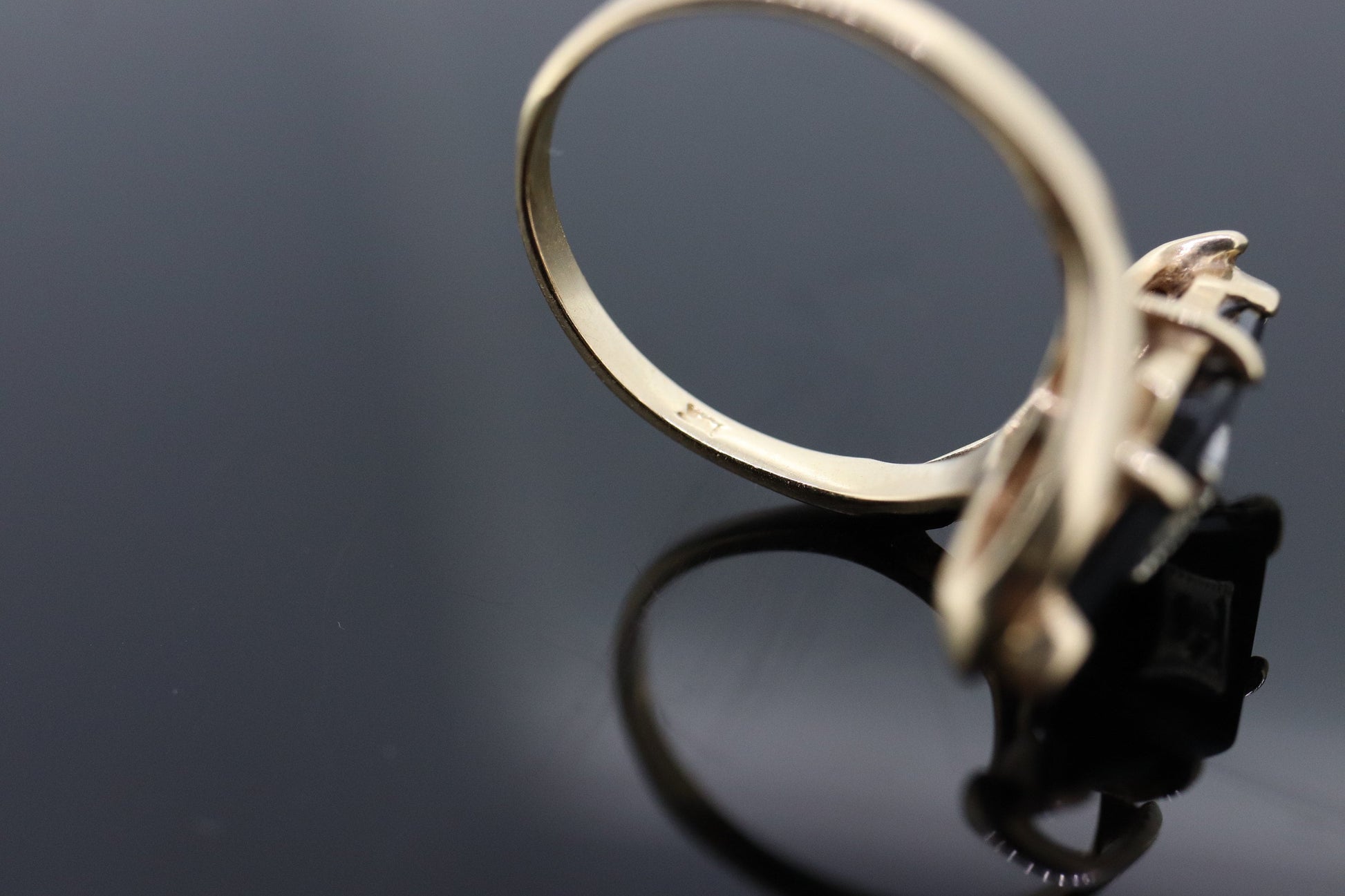 10k ONYX and diamond ring. KITE Rhombus Onyx set victorian mourning ring. st(138)