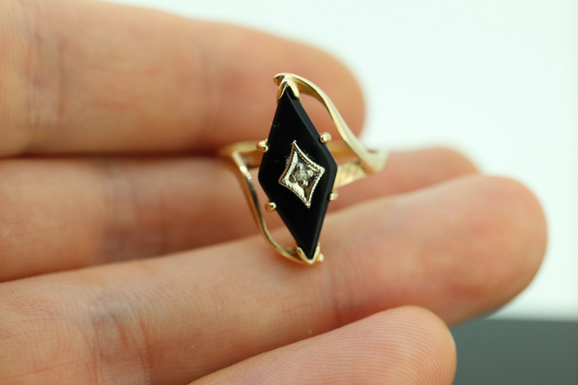 10k ONYX and diamond ring. KITE Rhombus Onyx set victorian mourning ring. st(138)