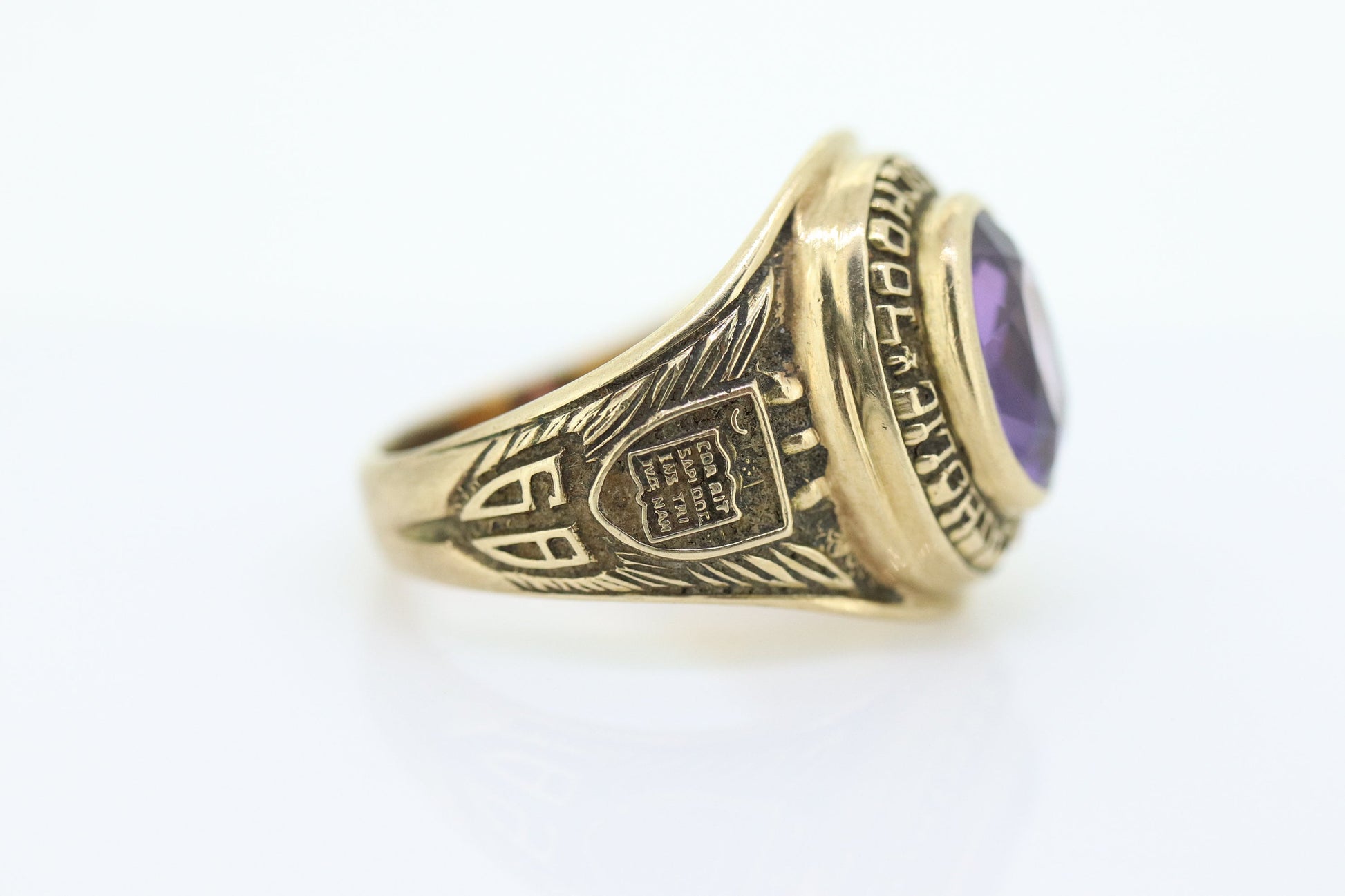 1968 Lancaster Catholic High School Class Graduation ring. 10k Gold with oval amethyst solitaire. st(187)