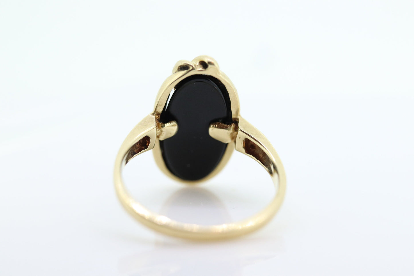 14k ONYX and diamond ring. Oval Onyx bezel set with tiny diamonds mourning ring. st(81)